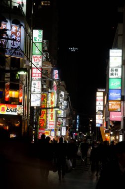Tokyo, 13 Aralık 2017, Sumida City 'de gece alışveriş caddesi. Honshu. Japonya.