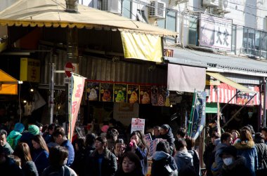 Tsukiji, 14 Aralık 2017: Tsukiji market sokağında kalabalık. Tokyo mu? Honshu. Japonya.