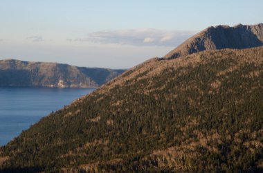 Mashu Gölü 'nden yükselen Kamui Dağı. Akan Mashu Ulusal Parkı. Hokkaido. Japonya.