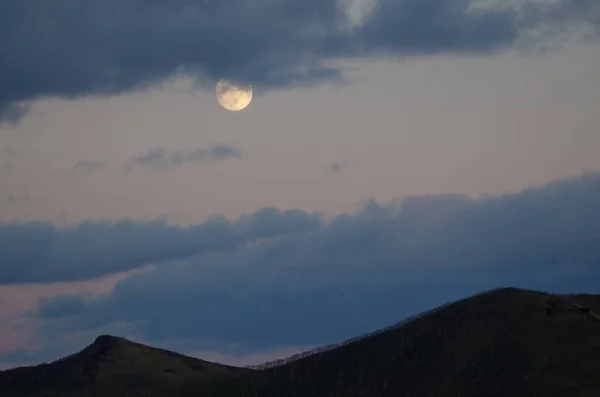 阿寒摩周国立公園の夕日に満月 北海道 — ストック写真