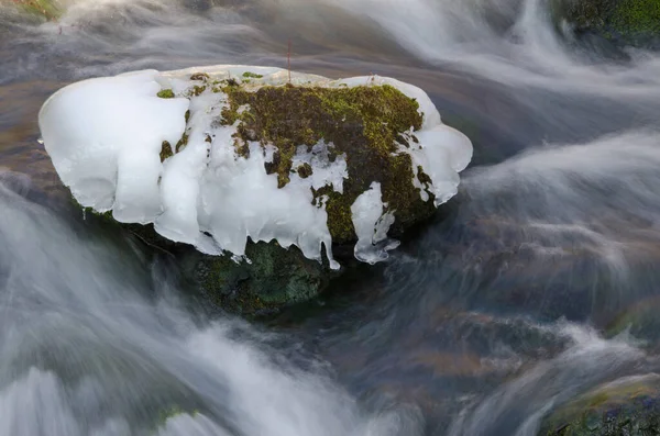 Jéggel Borított Szikla Akan Folyóban Akan Mashu Nemzeti Park Hokkaido — Stock Fotó