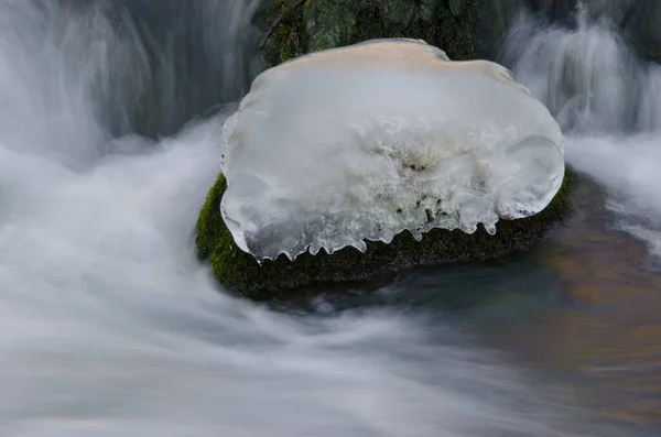Roca Cubierta Hielo Río Akan Parque Nacional Akan Mashu Hokkaido — Foto de Stock