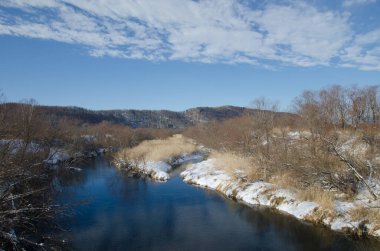 Setsurigawa Nehri 'nin karlı manzarası. Kushiro. Hokkaido. Japonya.