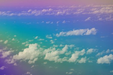 Atlantik Okyanusu üzerinde bulut manzarası. Işık uçak penceresinden geçtiğinde üretilen renkler. Kanarya Adaları. İspanya.