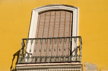 Sevilla 'da bir caddede balkon. Endülüs. İspanya.