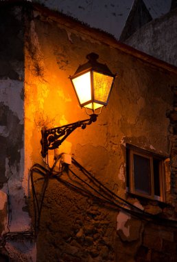 Geceleri sokak lambası yanıyordu. Arcos de la Frontera. Cadiz. Endülüs. İspanya.
