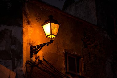 Geceleri sokak lambası yanıyordu. Arcos de la Frontera. Cadiz. Endülüs. İspanya.