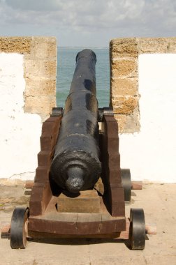 San Carlos duvarında top var. Cadiz. Endülüs. İspanya.