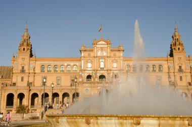 Seville, 28 Ekim 2023, İspanya Meydanı 'ndaki çeşme ve bina. Endülüs. İspanya.