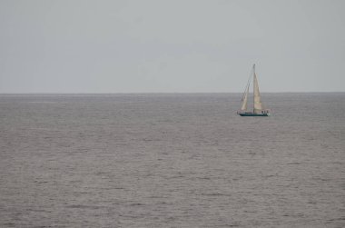 Tenerife 'nin kuzeydoğu kıyısında bir yelkenli. Kanarya Adaları. İspanya.