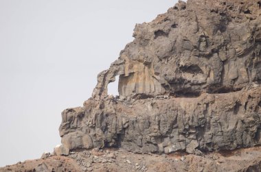 Uçurumda doğal bir delik. Vallehermoso. La Gomera. Kanarya Adaları. İspanya.