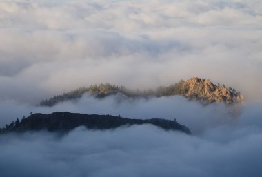 Bulutlar denizinde Morro de la Cruz Grande. Nublo Kırsal Parkı. San Bartolome de Tirajana. Büyük Kanarya. Kanarya Adaları. İspanya.