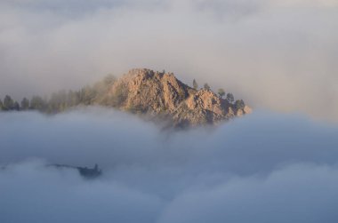 Bulutlar denizinde Morro de la Cruz Grande. Nublo Kırsal Parkı. San Bartolome de Tirajana. Büyük Kanarya. Kanarya Adaları. İspanya.