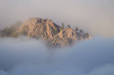 Bulutlar denizinde Morro de la Cruz Grande. Nublo Kırsal Parkı. San Bartolome de Tirajana. Büyük Kanarya. Kanarya Adaları. İspanya.