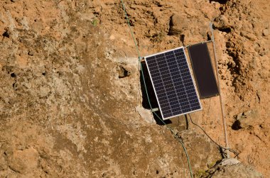 Uçurumun tepesindeki güneş paneli. Nublo Kırsal Parkı. Tejeda. Büyük Kanarya. Kanarya Adaları. İspanya.