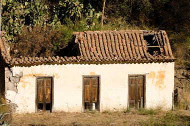 El Juncal, 22 Eylül 2022, çökmüş çatılı terk edilmiş ev. Nublo Kırsal Parkı. Tejeda. Büyük Kanarya. Kanarya Adaları. İspanya.