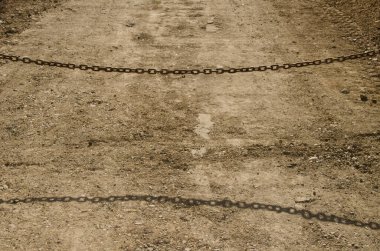 Bir orman hattının girişini kapatan zincir. Cruz de La Huesita. Integral Inagua Doğal Rezervi. Tejeda. Büyük Kanarya. Kanarya Adaları. İspanya.