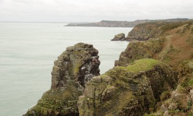 Deniz kayalıkları olan bir sahil. Cape Frehel 'de. Cotes-d 'Armor Bölümü. Brittany. Fransa.