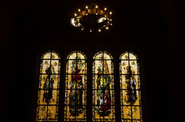 2 Ocak 2025, Saint-Malo: Büyük Breton azizlerinden bazılarıyla lekeli cam pencereler. Saint-Malo Katedrali. Saint-Malo 'da. Brittany. Fransa.
