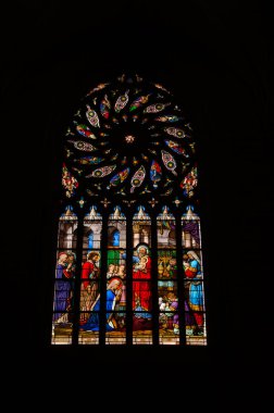 Lekeli cam pencereler. Eglise Saint-Malo. Dinan. Cotes-d 'Armor Bölümü. Brittany. Fransa.