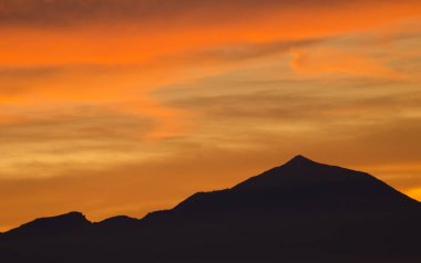 Gün batımında Teide zirvesi olan Tenerife Adası. Kanarya Adaları. İspanya.
