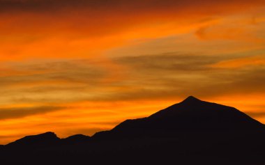 Gün batımında Teide zirvesi olan Tenerife Adası. Kanarya Adaları. İspanya.