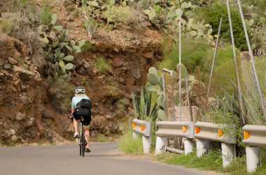Arginguin vadisinde bir kadın bisikletçi. Büyük Kanarya. Kanarya Adaları. İspanya.