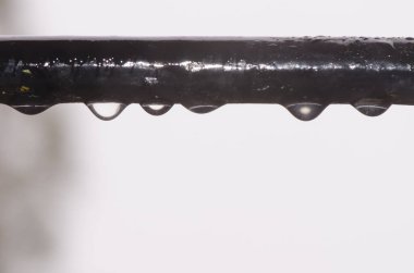 Su bir pencerenin altına damlıyor. Cruz de Pajonales. Tejeda. Büyük Kanarya. Kanarya Adaları. İspanya.