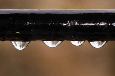 Su bir pencerenin altına damlıyor. Cruz de Pajonales. Tejeda. Büyük Kanarya. Kanarya Adaları. İspanya.