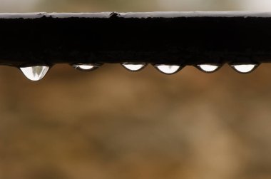 Su bir pencerenin altına damlıyor. Cruz de Pajonales. Tejeda. Büyük Kanarya. Kanarya Adaları. İspanya.