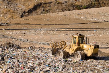 28 Nisan 2023, El Salto del Negro çöp sahasında bir traktör. Las Palmas de Gran Kanaryası. Büyük Kanarya. Kanarya Adaları. İspanya.