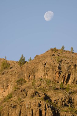 Uçurum ve azalan dev ay. Büyük Kanarya. Kanarya Adaları. İspanya.