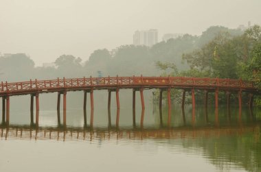 Hoan Kiem Gölü 'ndeki Huc Köprüsü. Hanoi. Vietnam.
