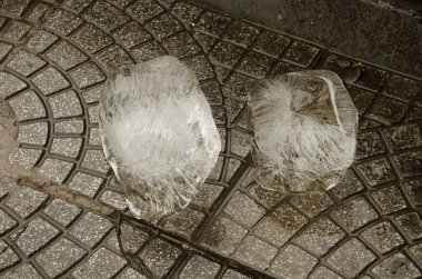 İki blok buz sokağa bırakıldı. Hanoi. Vietnam.
