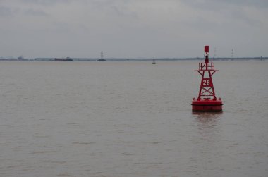 Hai Phong Limanı 'nda şamandıra. Haiphong. Vietnam.