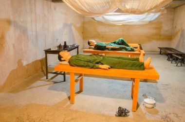 Vietnam Savaşı sırasında revirde iki yaralı Kuzey Vietnamlı askerin simülasyonunu yapan aptallar. Hastane Mağarası. Kedi maması adası. Vietnam.