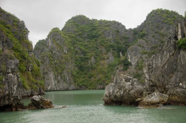Lan Ha Bay 'deki kireçtaşı kayalıkları. Kedi Ba Takımadası. Vietnam.