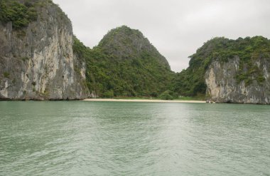 Lan Ha Bay 'deki plaj. Kedi Ba Takımadası. Vietnam.