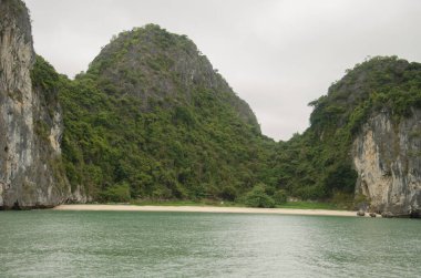 Lan Ha Bay 'deki plaj. Kedi Ba Takımadası. Vietnam.