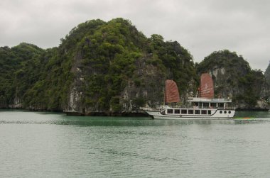 25 Şubat 2024, Lan Ha Bay: Turist teknesi ve kireçtaşı kayalıkları. Kedi Ba Takımadası. Vietnam.