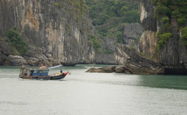 Lan Ha Bay 'de balıkçı teknesi. Kedi Ba Takımadası. Vietnam.