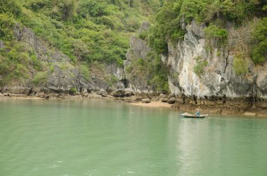 25 Şubat 2024, Lan Ha Bay: Teknesinde kürek çeken balıkçı. Kedi Ba Takımadası. Vietnam.