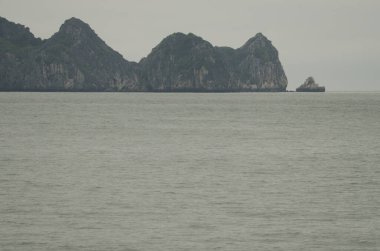 Lan Ha Körfezi 'ndeki kireçtaşı kayalığı. Kedi Ba Takımadası. Vietnam.
