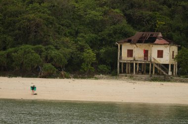 25 Şubat 2024, Maymun Adası: Kızlar plajda. Ian Ha Bay. Kedi Ba Takımadası. Vietnam.