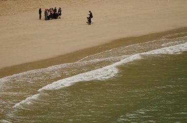 26 Şubat 2024, Cat Co 1 Plajı: Sahilde fotoğraf çeken bir grup insan. Kedi maması adası. Kedi Ba Takımadası. Vietnam.