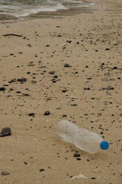 Plastik şişe sahile atılmış. Cat Co 2 Plajı. Kedi maması adası. Kedi Ba Takımadası. Vietnam.