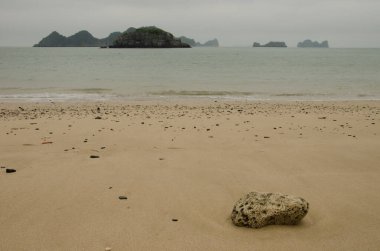 Cat Co 2 Beach 'ten Ian Ha Bay. Kedi maması adası. Kedi Ba Takımadası. Vietnam.