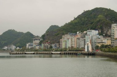 26 Şubat 2024, Cat Ba Adası, Cat Ba kasabası. Kedi Ba Takımadası. Vietnam.