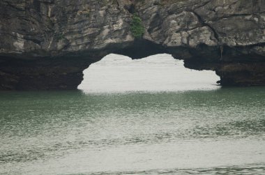 Deniz piyadesi mağarası. Ian Ha Bay. Kedi Ba Takımadası. Vietnam.