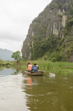Van Long Wetland Doğa Koruma Alanını ziyaret eden bir grup turist. Gia Vien Bölgesi. Ninh Binh Eyaleti. Vietnam.